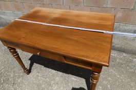jolie table en noyer