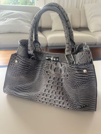 Handtasche in Kroko-Optik, in grau