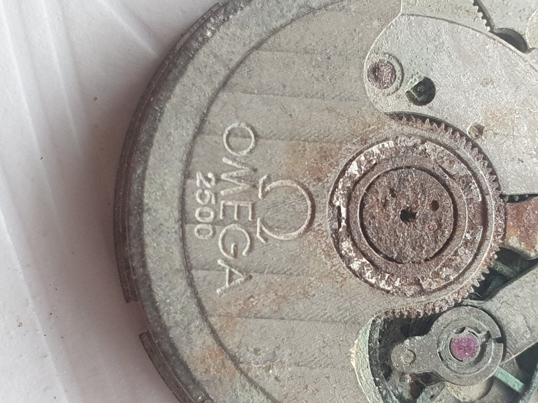 Omega Orologi: OMEGA MOVEMENT WERK CAL.2500 CO AXIAL – Difettoso da Bottighofen venduto da menschenfamilie