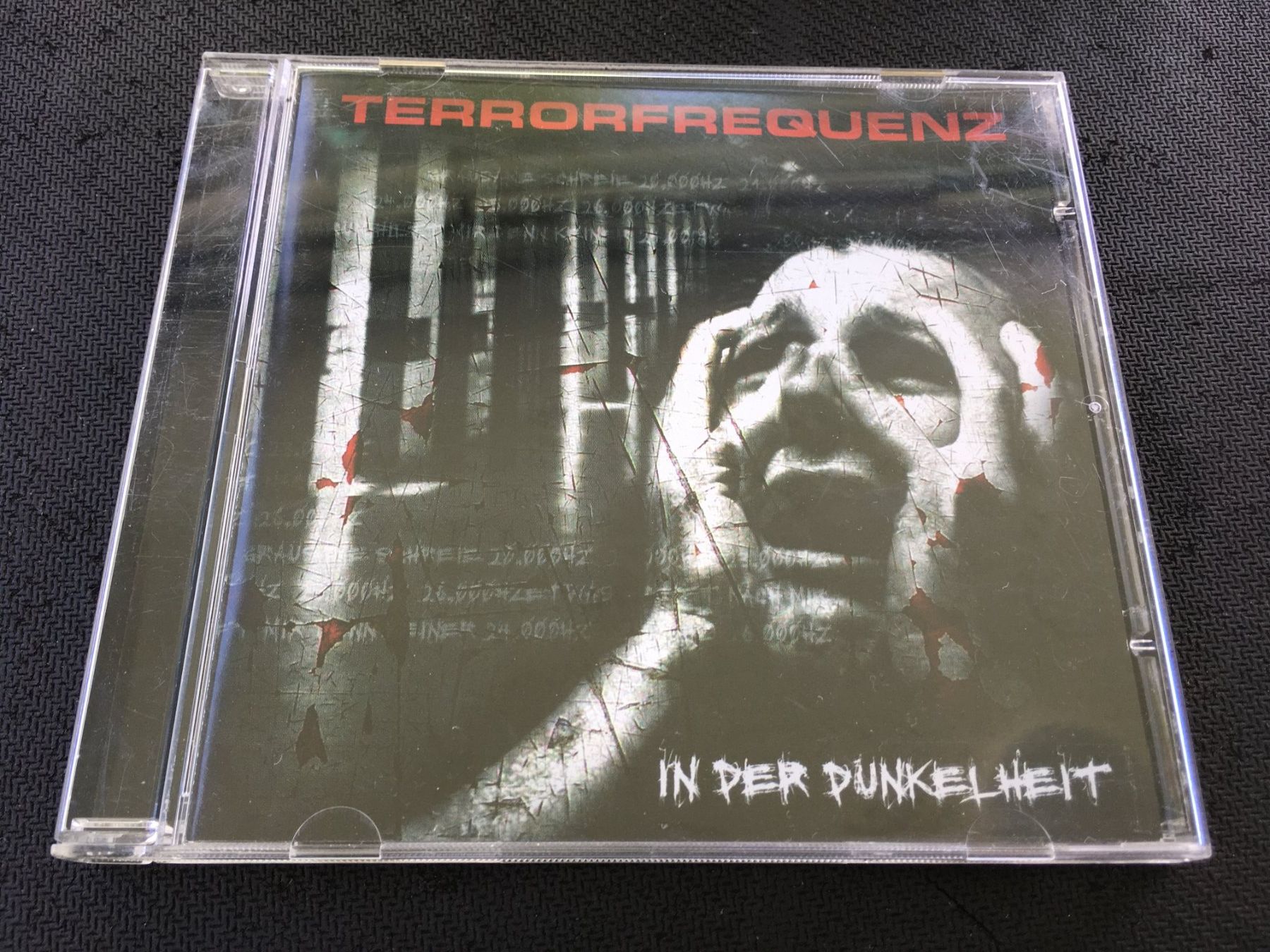 CDs: Terrorfrequenz - In Der Dunkelheit -CD- – Gebraucht aus St.Gallen von MedienJoe