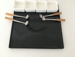 Fleischteller mit Saucenschalen + 4 Löffeln /schwarz-weiss