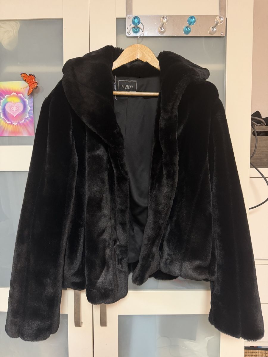 Guess Cappotti: Kunstfelljacke Guess schwarz – Usato da Zürich venduto da mbu_z9ch