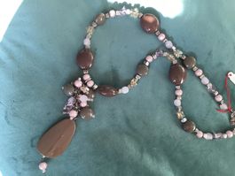 Très beau collier sautoir beige et perles roses