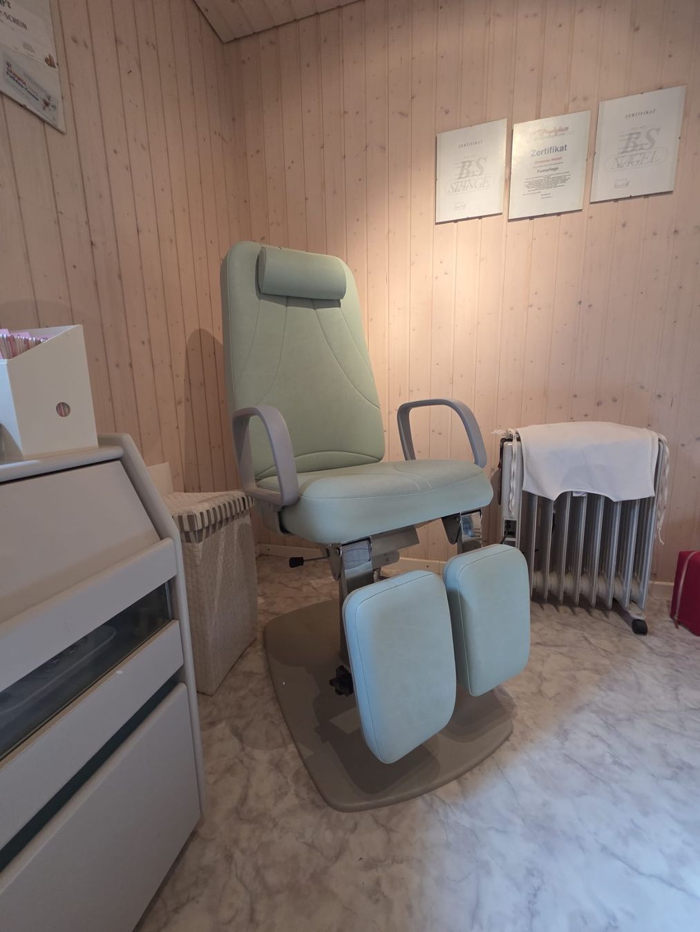 Lettini & sedie per cosmetici: Fusspflege Studio  Komplett – Usato da Derendingen venduto da iven70 1