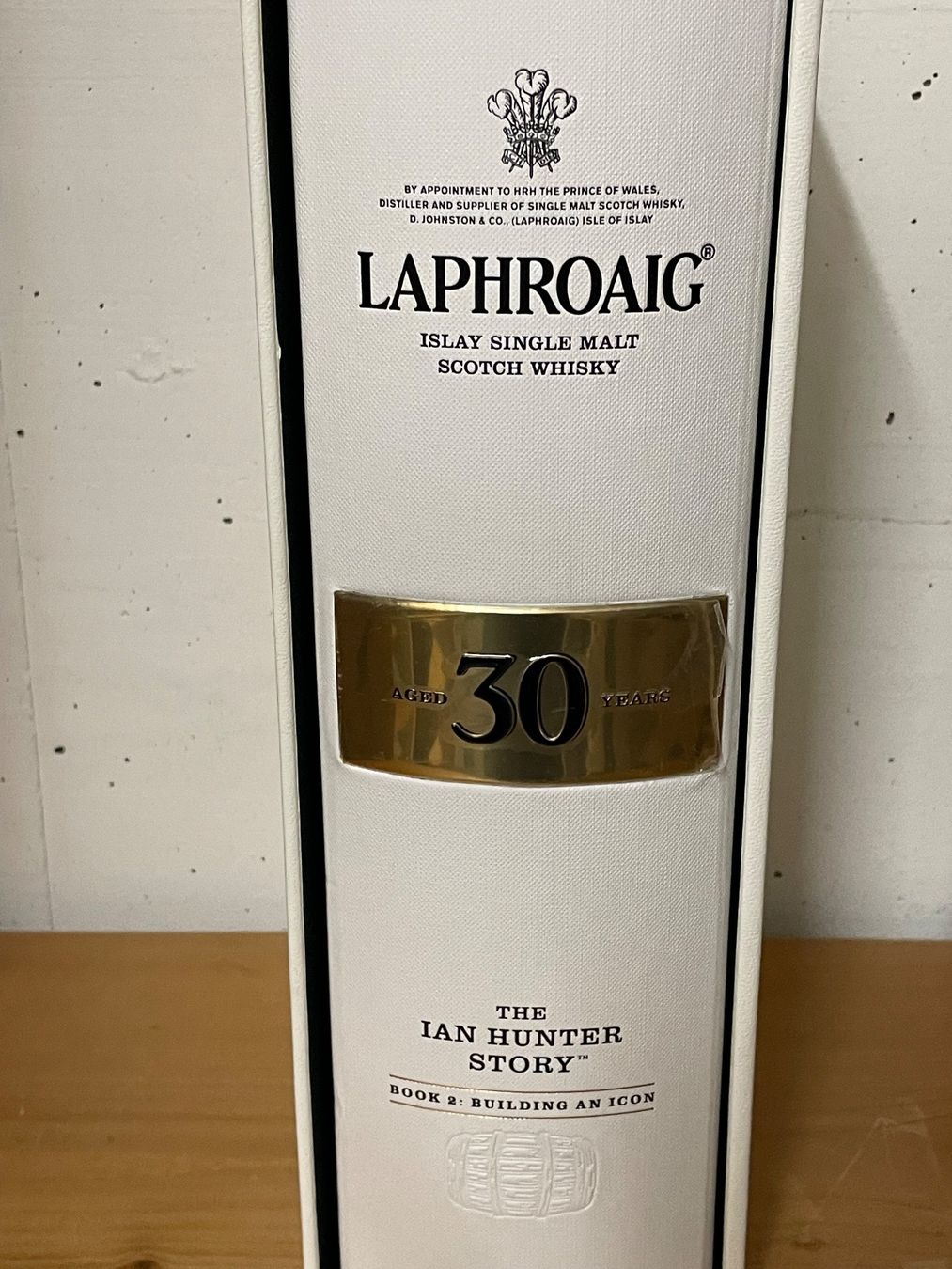 Laphroaig Bevande alcoliche: Laphroaig 30 Years Ian Hunter Book 2 Islay Whisky 48.2% – Nuovo e nell'imballaggio originale da Risch venduto da Bretorianer 5