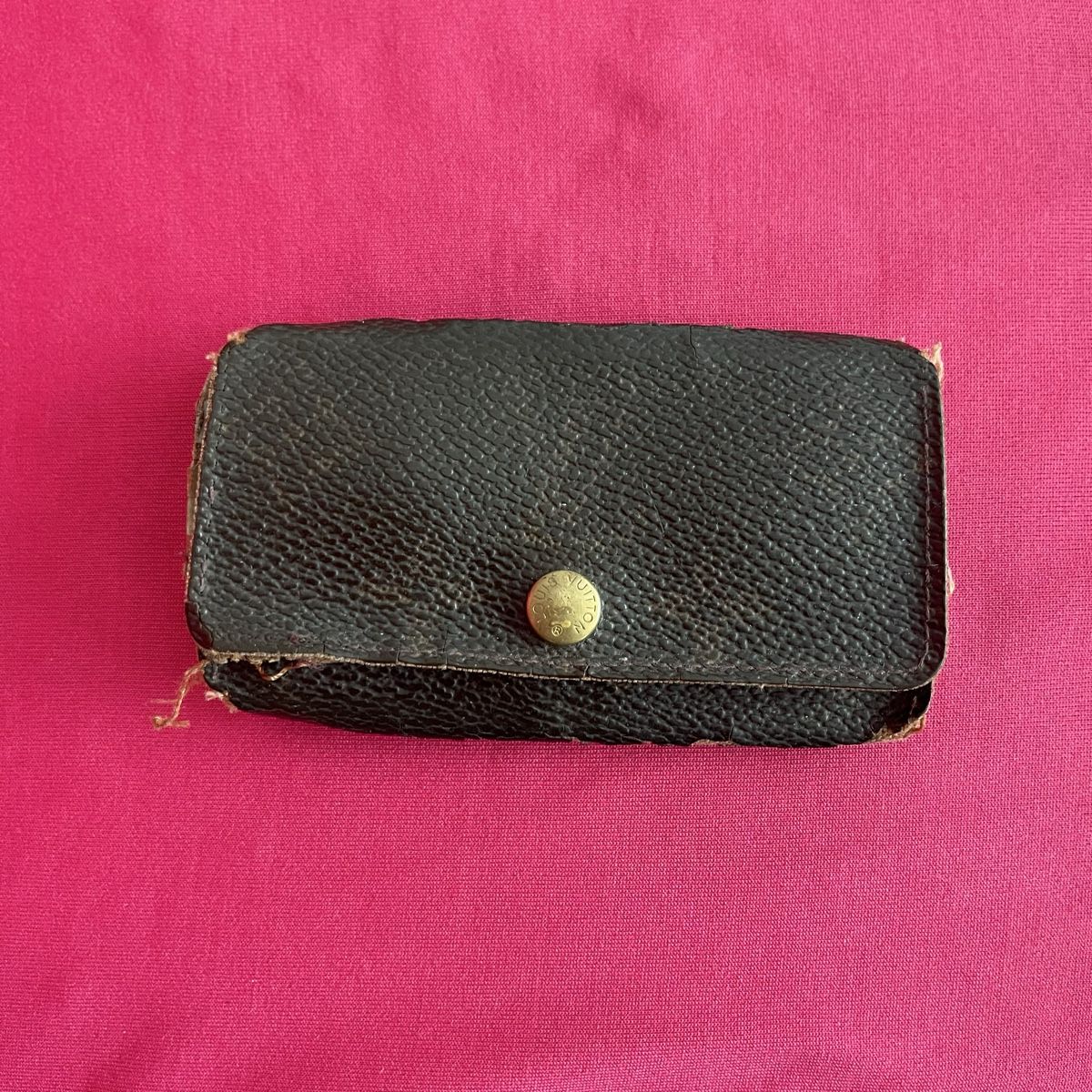 Louis Vuitton Portafogli: Vintage Louis Vuitton brown monogram key holder wallet – Difettoso da Genève venduto da FoundTears