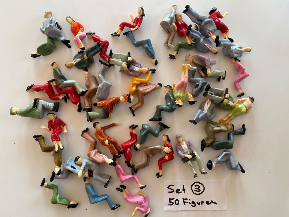 50 Stück Bemalte Sitzfiguren 1:32 - Modellbahn Zubehör Für Realistische Landschaften