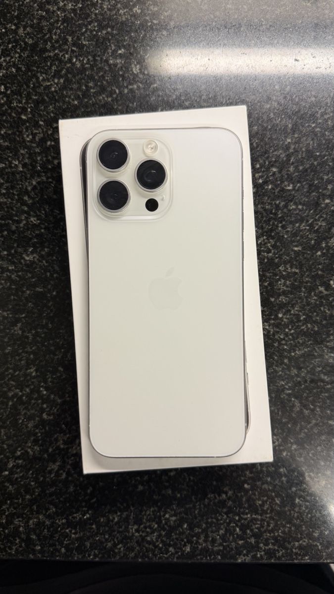 Apple Telefoni cellulari / Smartphones: iPhone 15 Pro Max, 256GB, Silber -Top Zustand – Usato da Niederuzwil venduto da Ismailb12