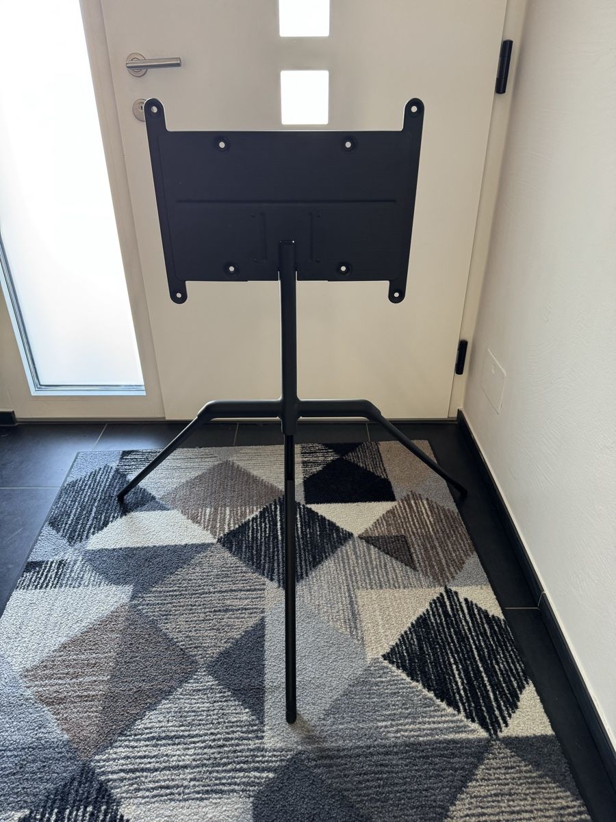 Samsung Supporti a parete: TV Stativ Samsung Studio Stand schwarz – Usato da Birr venduto da bambam0815