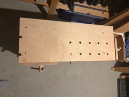 Werkbank aus Holz mit Schraubstock