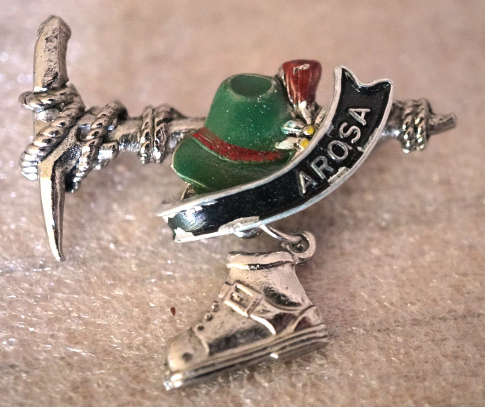 Placchette & Badge: Anstecknadel AROSA – Usato da Worb venduto da worb01