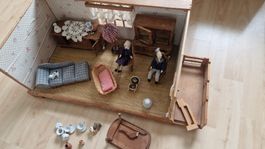 Antikes Puppenhaus mit diversem alten Zubehör