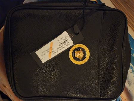 Sac bandoulière Versace en cuir noir - Élégant et chic!