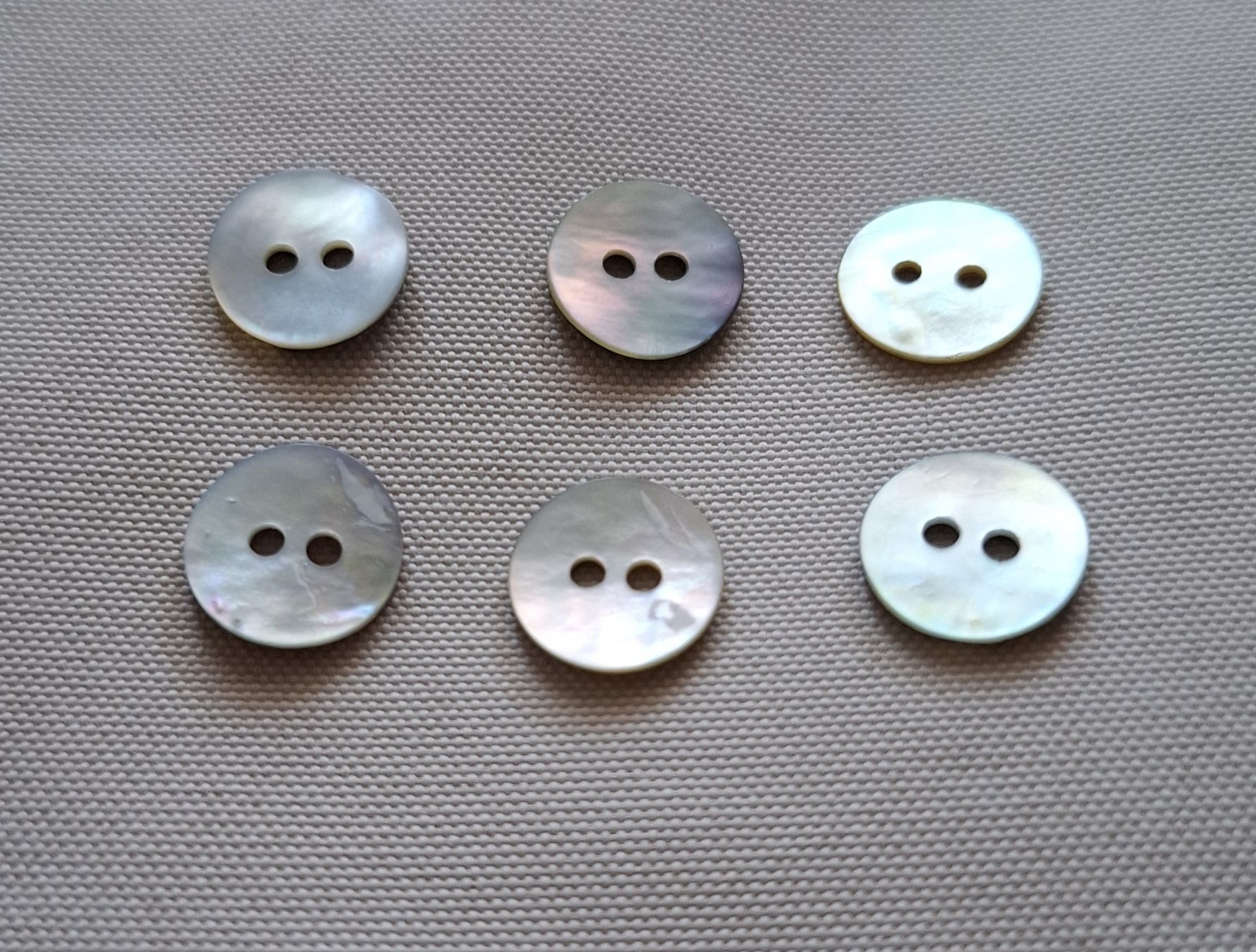 Bottoni: 6 Stück Perlmuttknöpfe, 12 mm. – Usato da Dietikon venduto da Hirschkopf