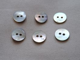 6 Stück Perlmuttknöpfe, 12 mm.