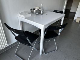 Esstisch weiss mit 5 Klappstühlen schwarz guter Zustand