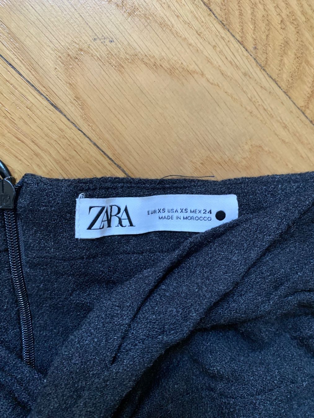 Zara Röcke: Jupe anthracite ouverte sur le devant taille v Zara – Neu (gemäss Beschreibung) aus Genève von rez_c6c6 4