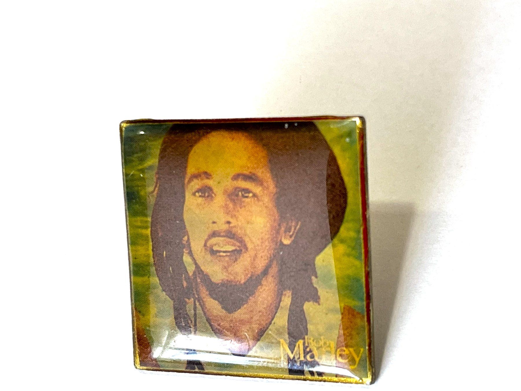 Placchette & Badge: Bob Marley Pin Poplight Collection – Usato da Kriens venduto da TSCH1