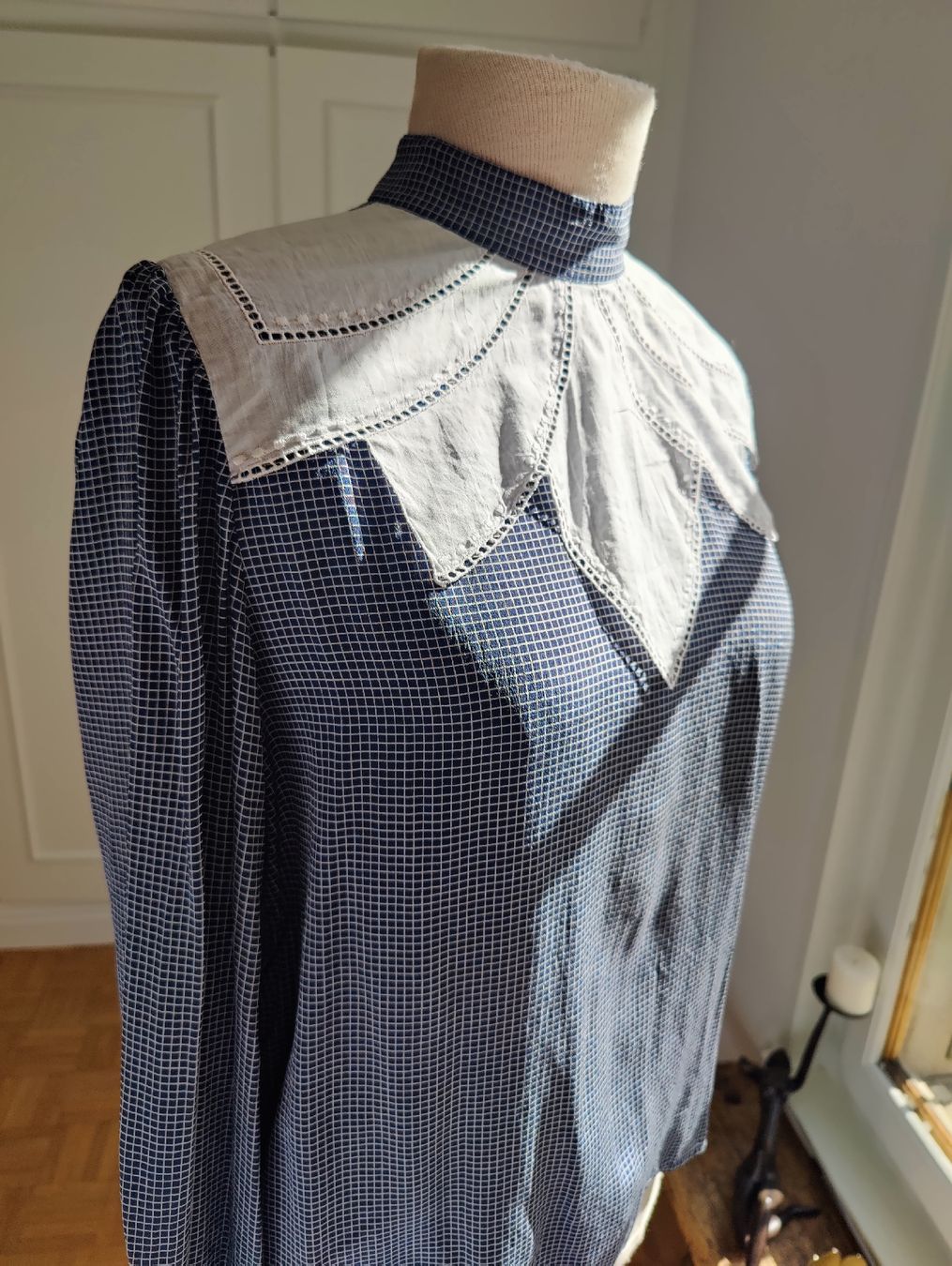 Camicette: Vintage Silk Blouse with Romantic Statement Collar – Nuovo (secondo la descrizione) da La Tour-de-Peilz venduto da dAutrefois 4