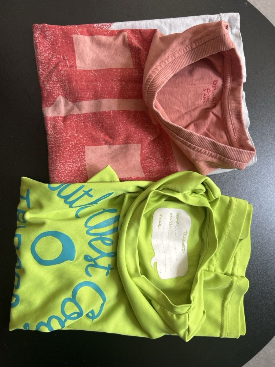 Lotti & Set di vestiti: T-shirts lot 2 pièces 5 ans  – Usato da Lausanne venduto da non_ptb6