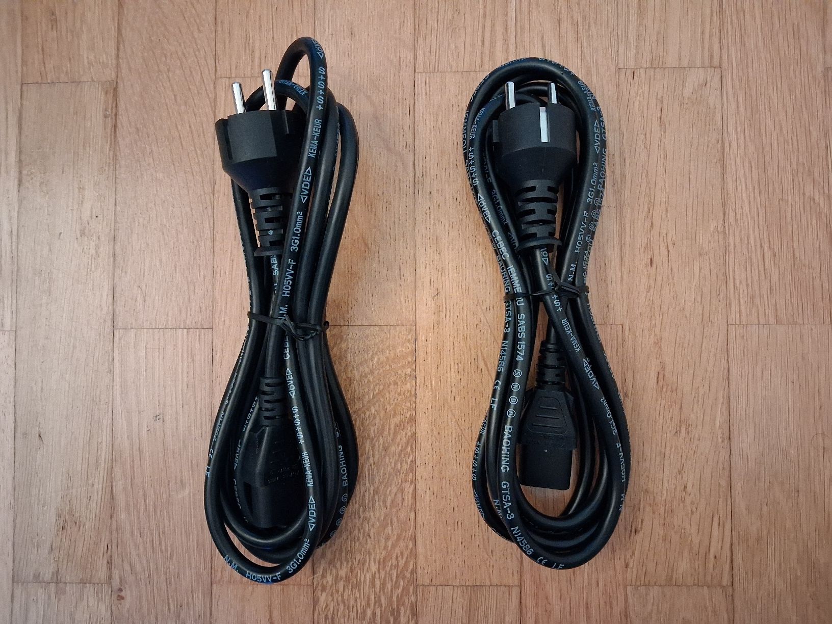 Cavi: 2 Netzkabel C13 mit Typ F Stecker (Schuko) – Nuovo (secondo la descrizione) da Zug venduto da ShaWeb123