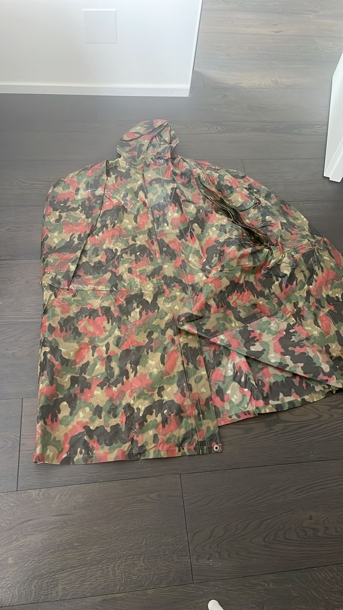 Altro: Schweizer Armee Regenponcho Tarnmuster, Top Zustand – Usato da Küssnacht am Rigi venduto da Vito25