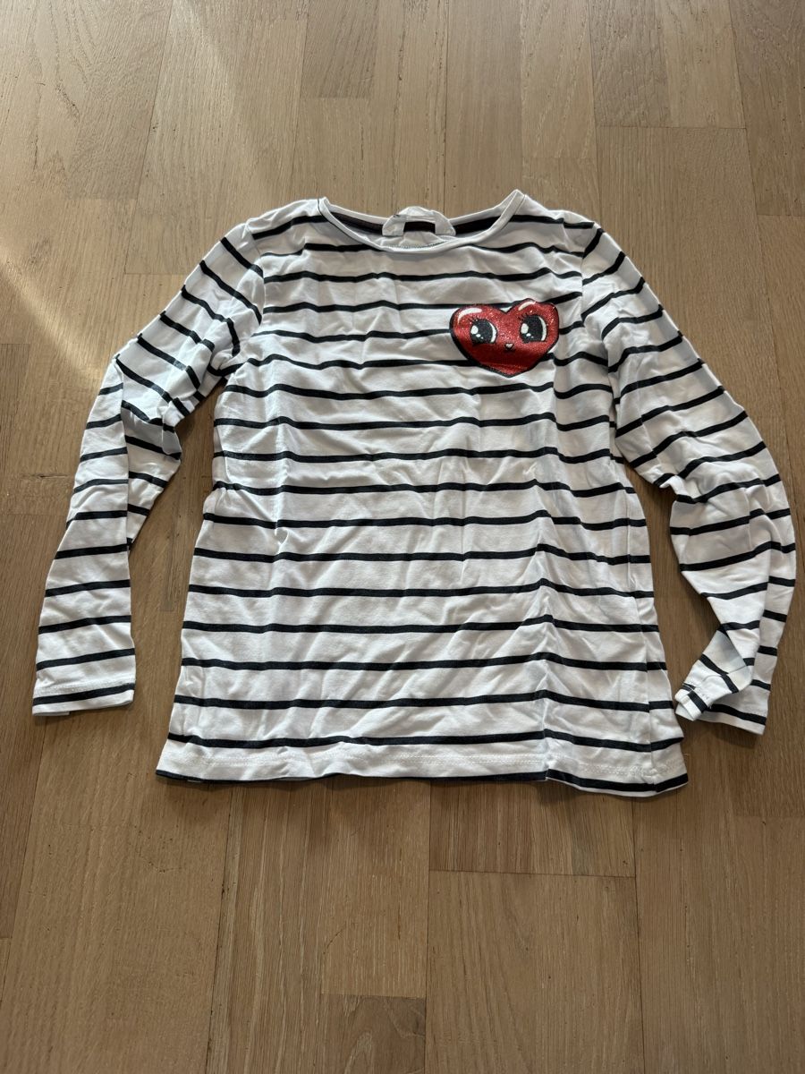 H&M Pullover & Sweatshirts: Gestreiftes Langarmshirt mit Herz, Gr. 110/116 – Gebraucht aus Winkel von zucchetti