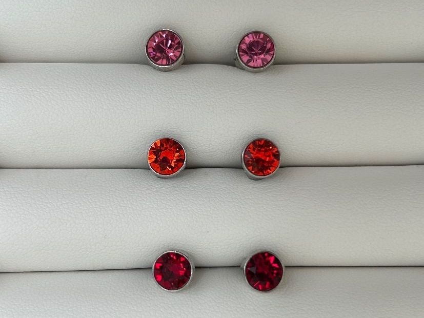 Altri gioielli: Ohrstecker-Set mit Swarovski-Steinen rot Nr. 2 – Nuovo (secondo la descrizione) da Rothenburg venduto da stacostaco
