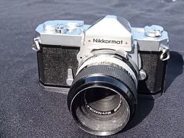 Nikkormat Defekte Film Kamera + Micro-Nikkor-P 55mm Objektiv