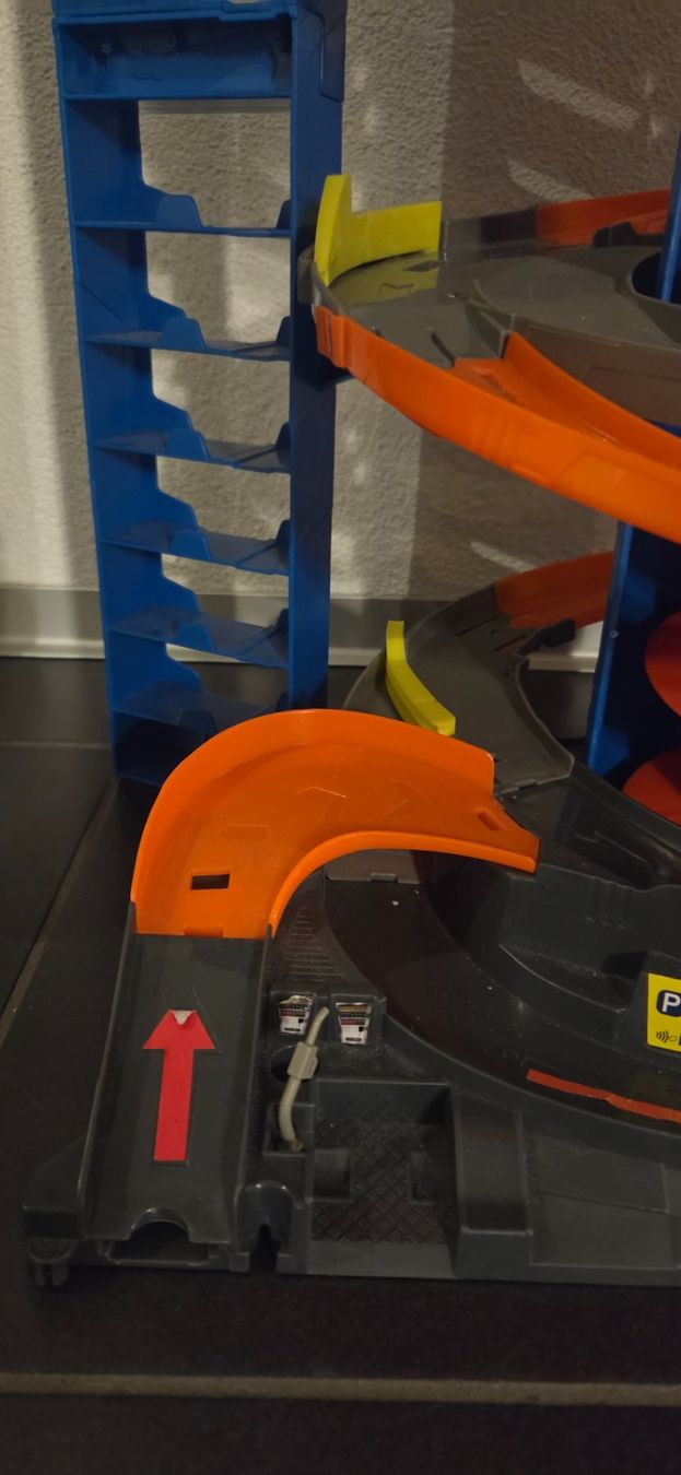 Hot Wheels Spielzeuge: Tolle Hot Wheels Bahn Parkhaus – Gebraucht aus Bremgarten b. Bern von Marge7979 1