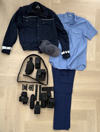 Komplette Polizeiuniform aus Dienst, aktuell!