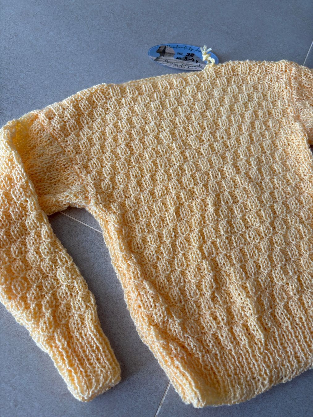 Maglioni & Felpe: Kinder Pullover handgestrickt hellgelb Grösse 98 – Nuovo e nell'imballaggio originale da Basel venduto da Tierschutz-Flohmi 1