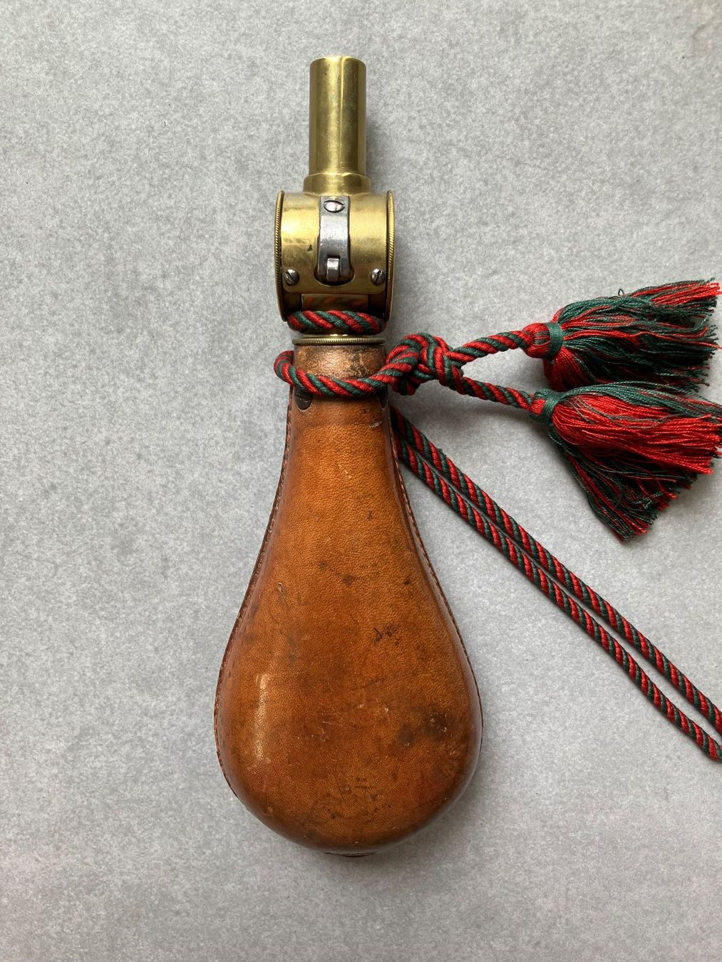Tous les outils: Poire à poudre militaire ancienne – D'occasion à Cortaillod par car_f6v6 1