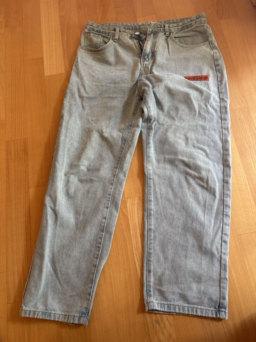 Jeans: Straight Fit Light Blue Jeans – Usato da Chexbres venduto da doe_xns6