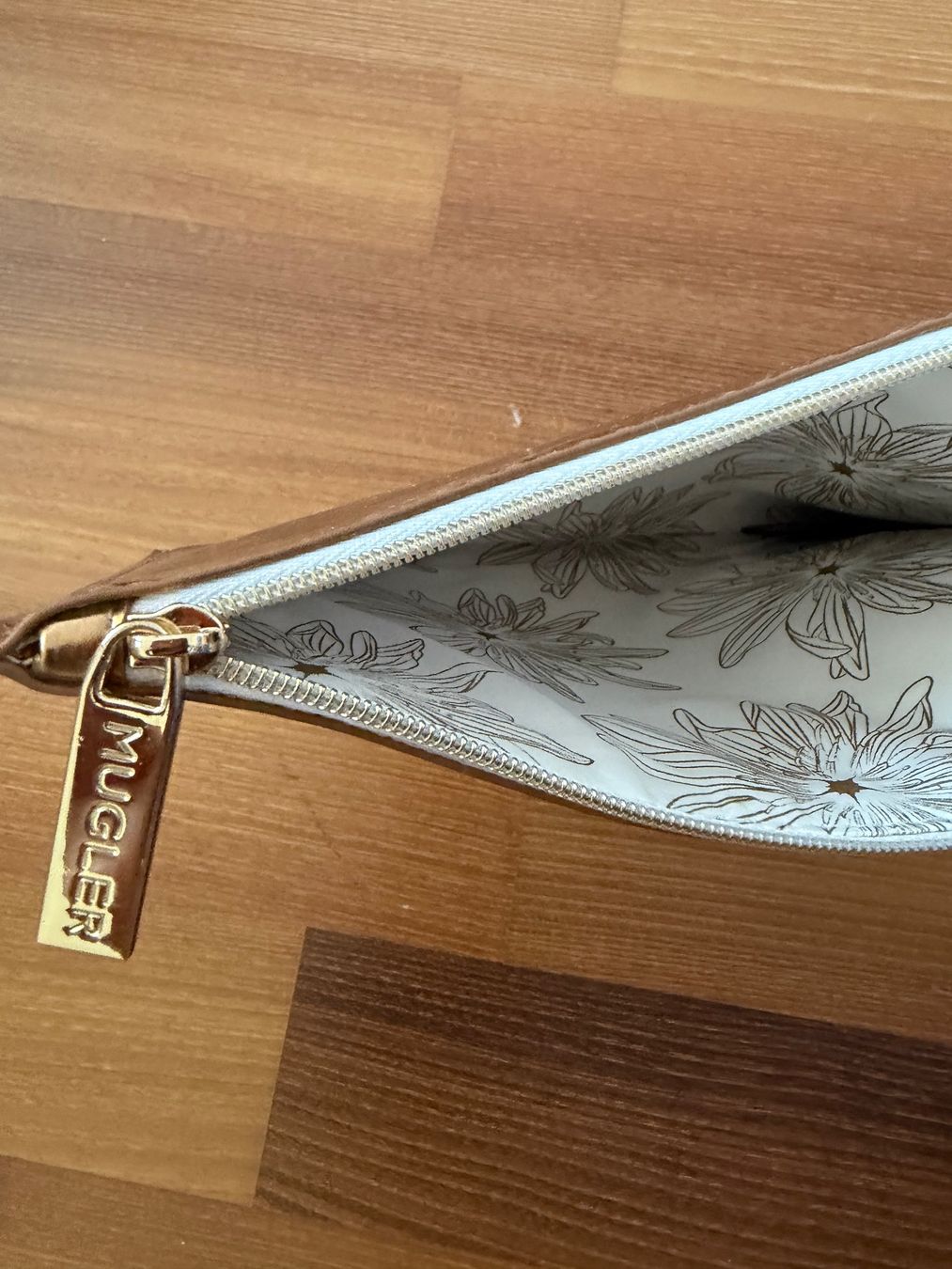 Mugler Custodie per cosmetici: Kosmetiktasche Mugler goldfarben – Usato da Buchs SG venduto da VintageHomeCH 2