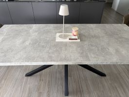 Esstisch grauer Steinoptik mit Metallfuss 