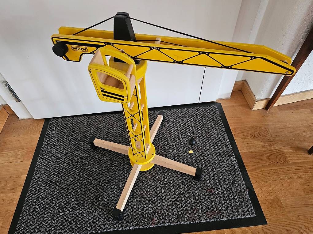 Jouets: Grande grue en bois – D'occasion à Ste-Croix par gfamily