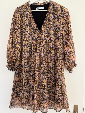 Schönes Zara Kleid mit Blumenmuster, Grösse M