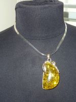 collier avec son pendentif d'ambre en argent pour femme