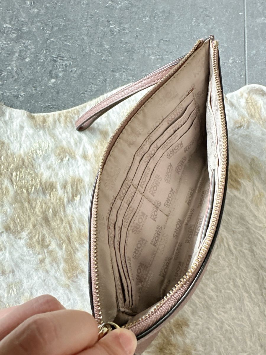 Michael Kors Portamonete: Michael Kors Leather Wristlet in Plum – Usato da Wädenswil venduto da runwayhysteria 4