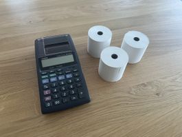 Tischrechner Casio HR-8TER mit drei Papierrollen 