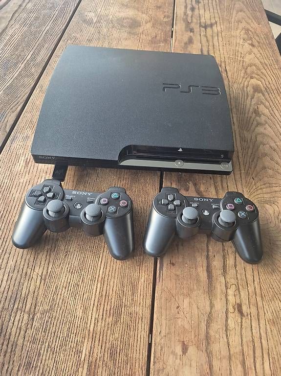 Console: Sony PlayStation 3 Slim (PS3) inkl. 2 Controller – Usato da Sursee venduto da Wma