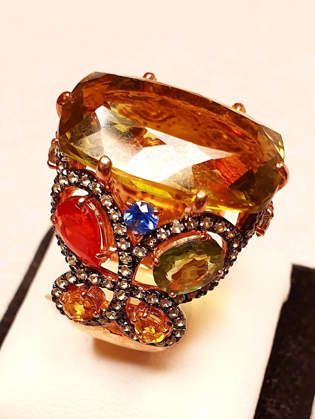 Anelli: Verspieltes Statement Ring mit Zitrin und Edelsteinen – Nuovo e nell'imballaggio originale da Zürich venduto da adriben