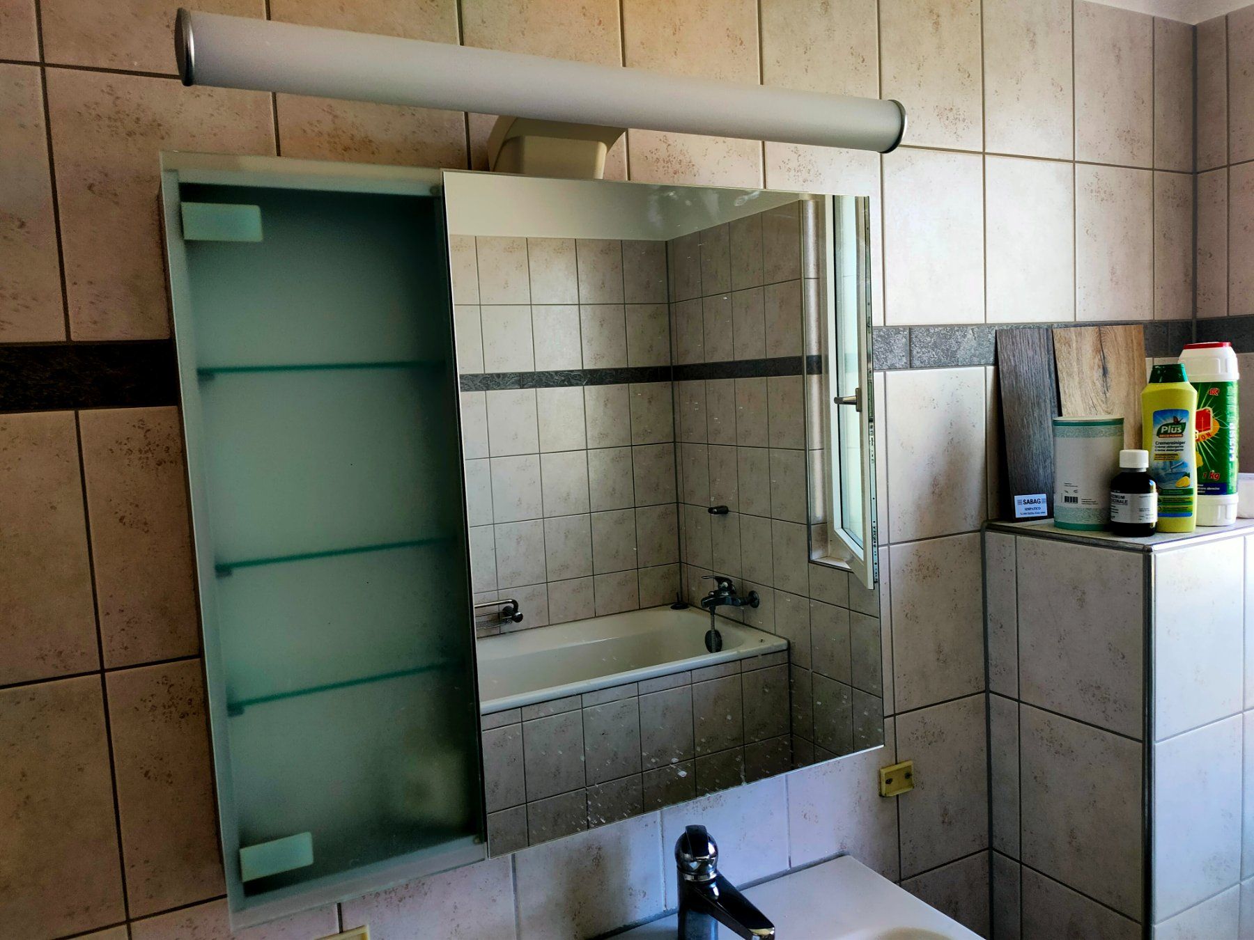 Schneider Armadietti a specchio: Spiegelschrank Badezimmer mit Beleuchtung – Usato da Aarwangen venduto da Muellerli76