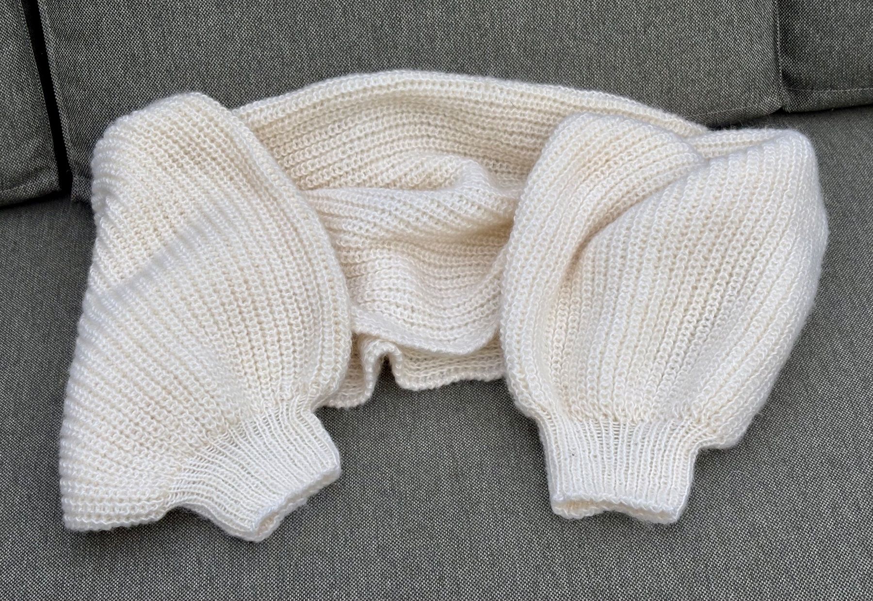 Foulard & Sciarpe: Weisser gestrickter Ärmelschal – Usato da Oberrieden venduto da pet_n2c2