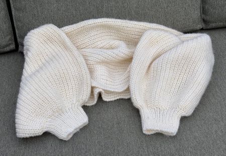 Weisser gestrickter Ärmelschal