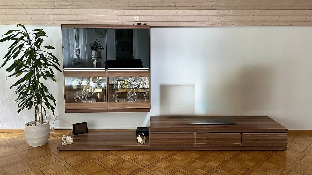 Mobili TV: Wohnwand mit Vitrine zu verkaufen – Usato da St. Gallen venduto da daniele.cannazza