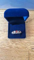 Ring mit roten Steinen und Zirkonia neuwertig