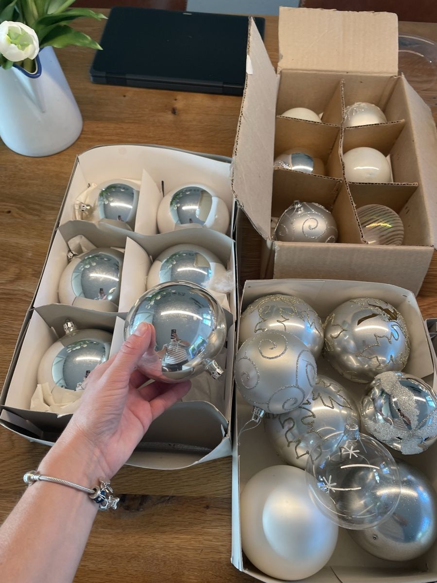 Alle Dekorationen: Weihnachtskugeln weiss, grau, Silber, Gold – Gebraucht aus Niederbüren von poschti 1