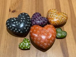 6 Herzen aus Speckstein, eingefärbt und verziert, Handarbeit